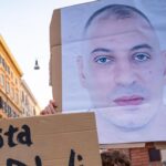 Caso Fakir, parla l’uomo che aiutò gli agenti a trattenerlo a terra: “Vivo recluso per le minacce”