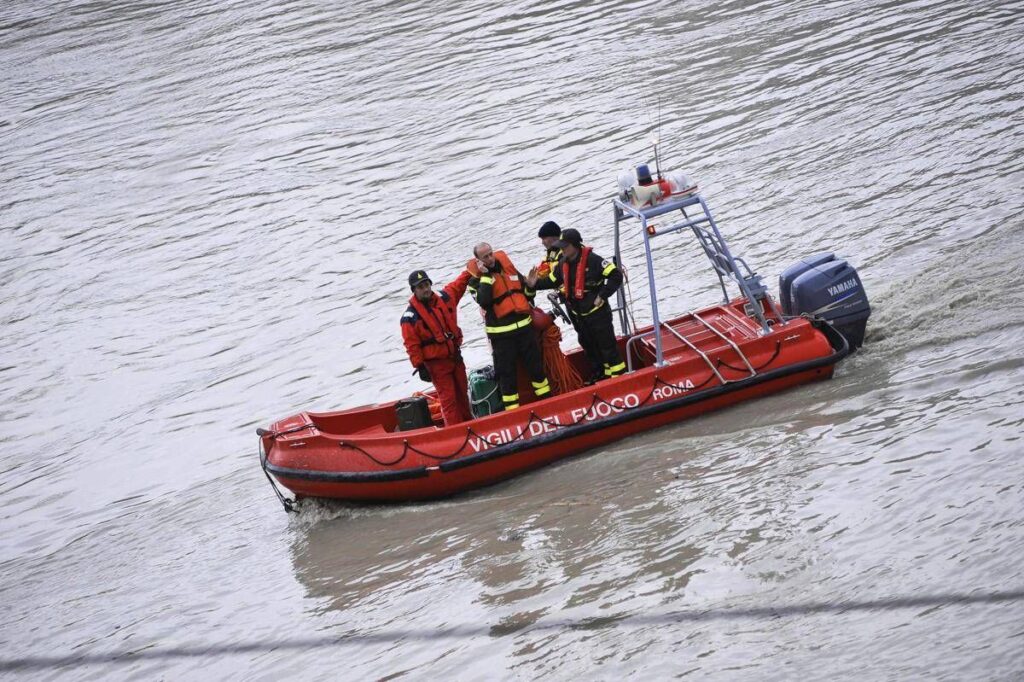 Como, si tuffa nel lago e non riemerge: recuperato senza vita corpo del turista 21enne