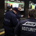 “Cosa guardi? Sono uomo e musulmano”, sfregia una ragazza in metro a Milano