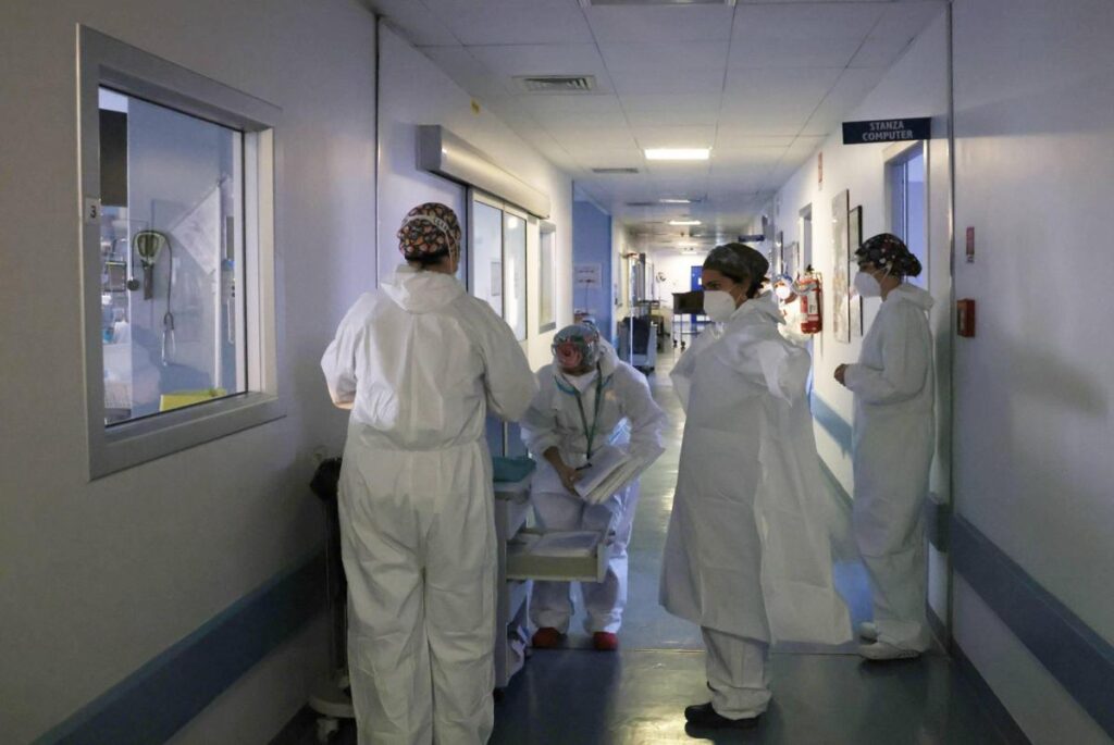 Covid, medici radiati vengono reintegrati. Burioni e Bassetti: “Vergogna”