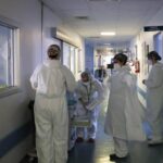 Covid, medici radiati vengono reintegrati. Burioni e Bassetti: “Vergogna”
