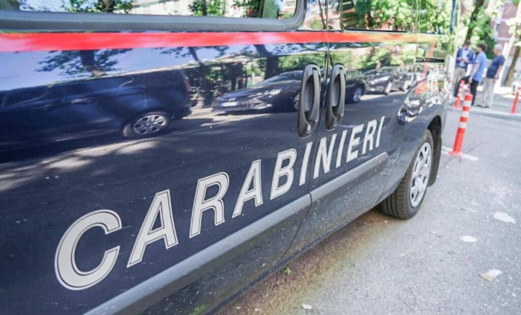 Crotone, 22enne ucciso in casa a colpi d’arma da fuoco: indagini in corso