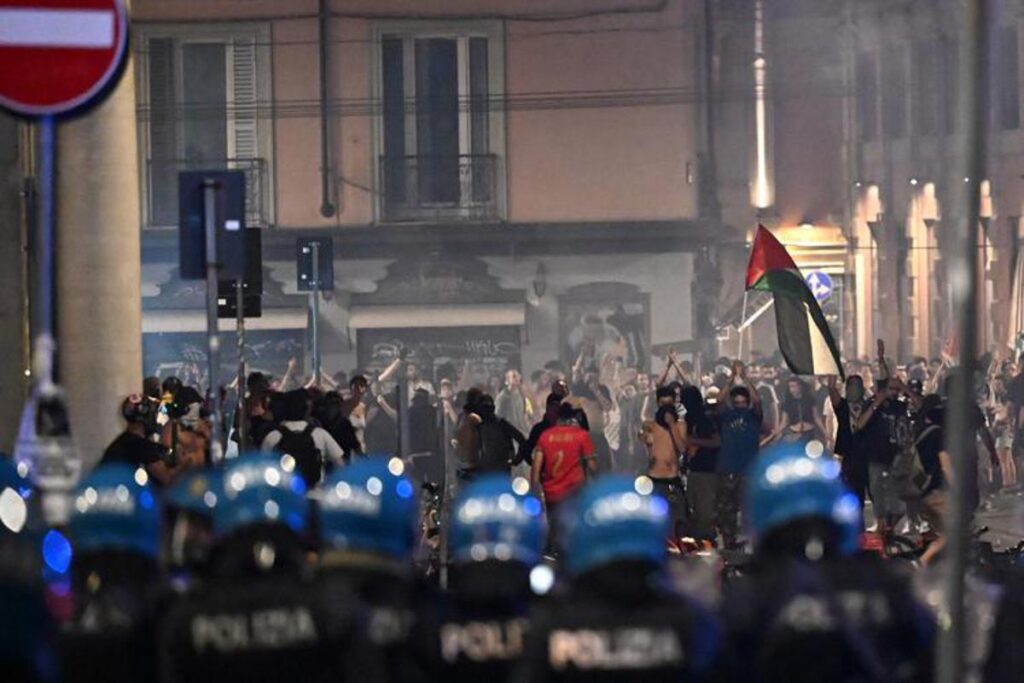 Disordini a Bologna dopo la morte di Fakir: 12 indagati
