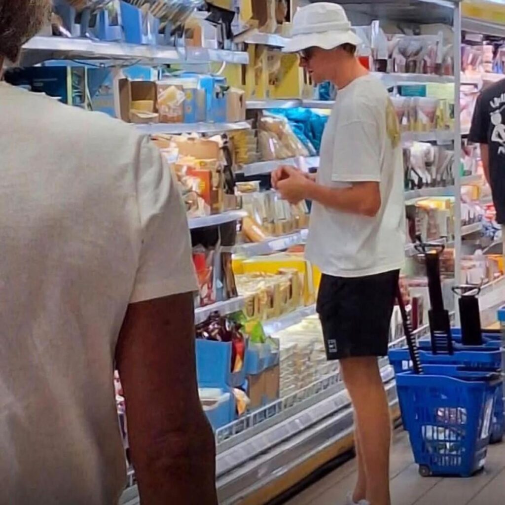 Dopo il trionfo a Wimbledon Sinner si rilassa in Sardegna e fa la spesa al discount