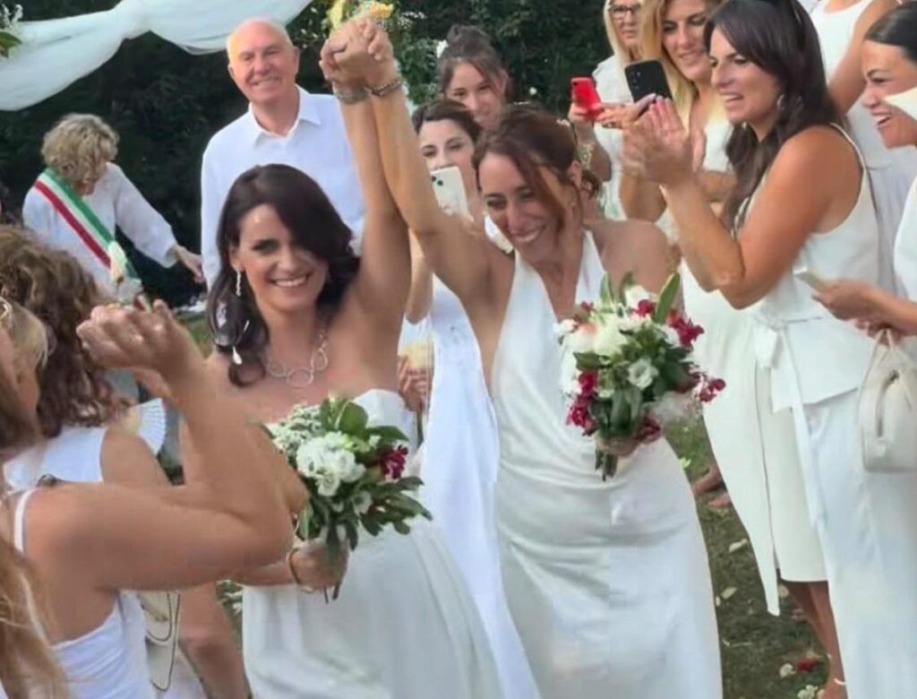 Francesca Vecchioni sposa la compagna Sara: la ‘benedizione’ ironica del padre Roberto