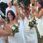 Francesca Vecchioni sposa la compagna Sara: la ‘benedizione’ ironica del padre Roberto