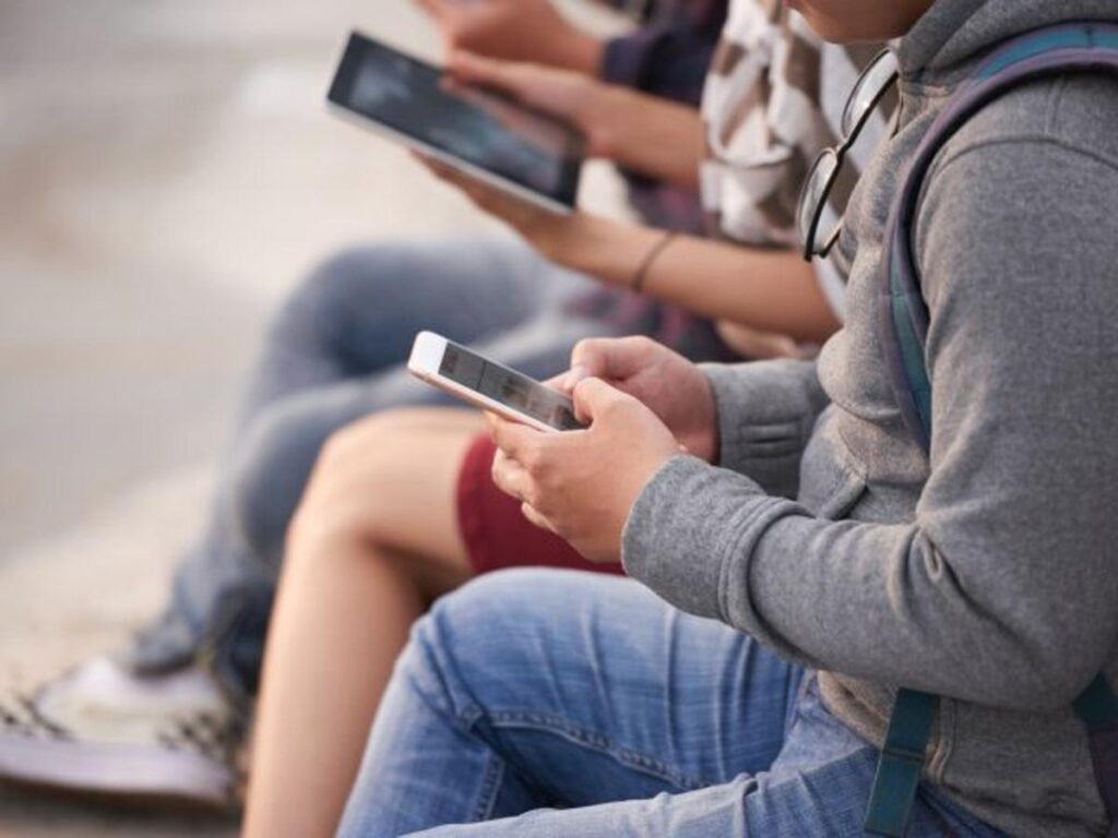I giovani italiani si confidano con l’IA soprattutto sulla scuola più che in qualsiasi altro paese europeo, ma sono i meno propensi a seguirne i consigli.