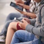 I giovani italiani si confidano con l’IA soprattutto sulla scuola più che in qualsiasi altro paese europeo, ma sono i meno propensi a seguirne i consigli