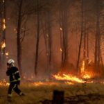 Incendi “mostruosi” in Francia e Spagna, oltre 325mila evacuati. In arrivo ondata di caldo ancora più intensa