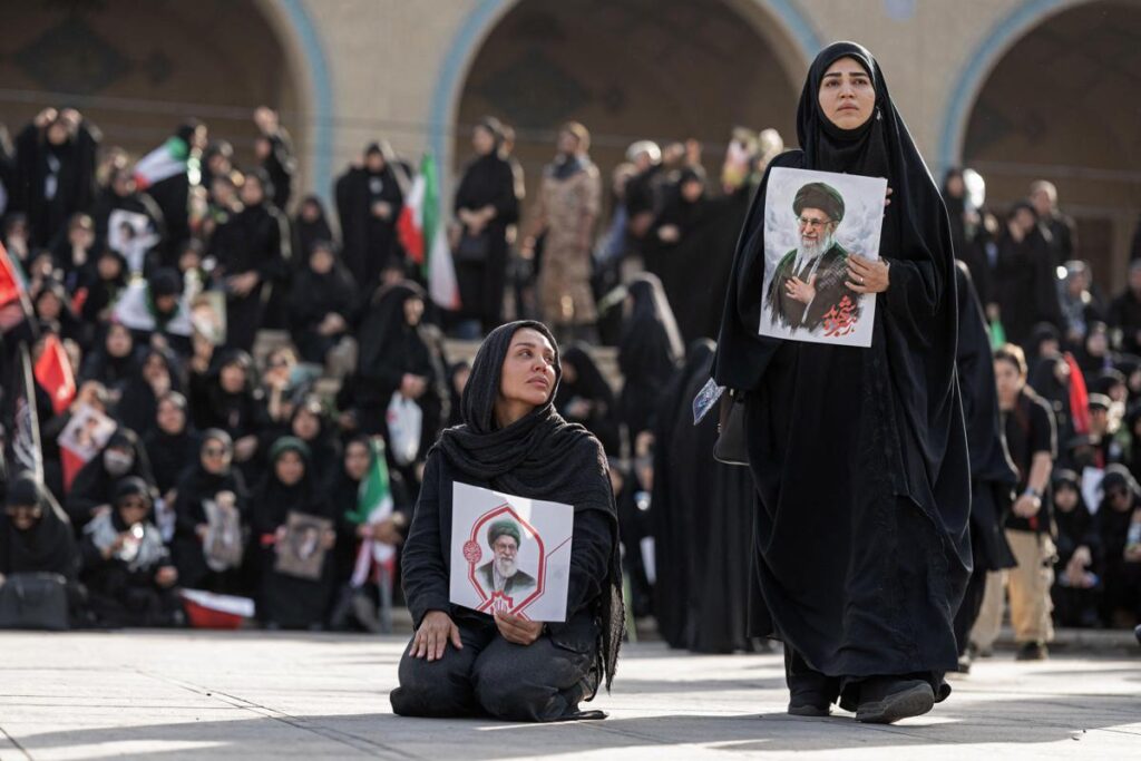 Iran-Usa, colloqui in pausa per i funerali di Khamenei: attese milioni di persone