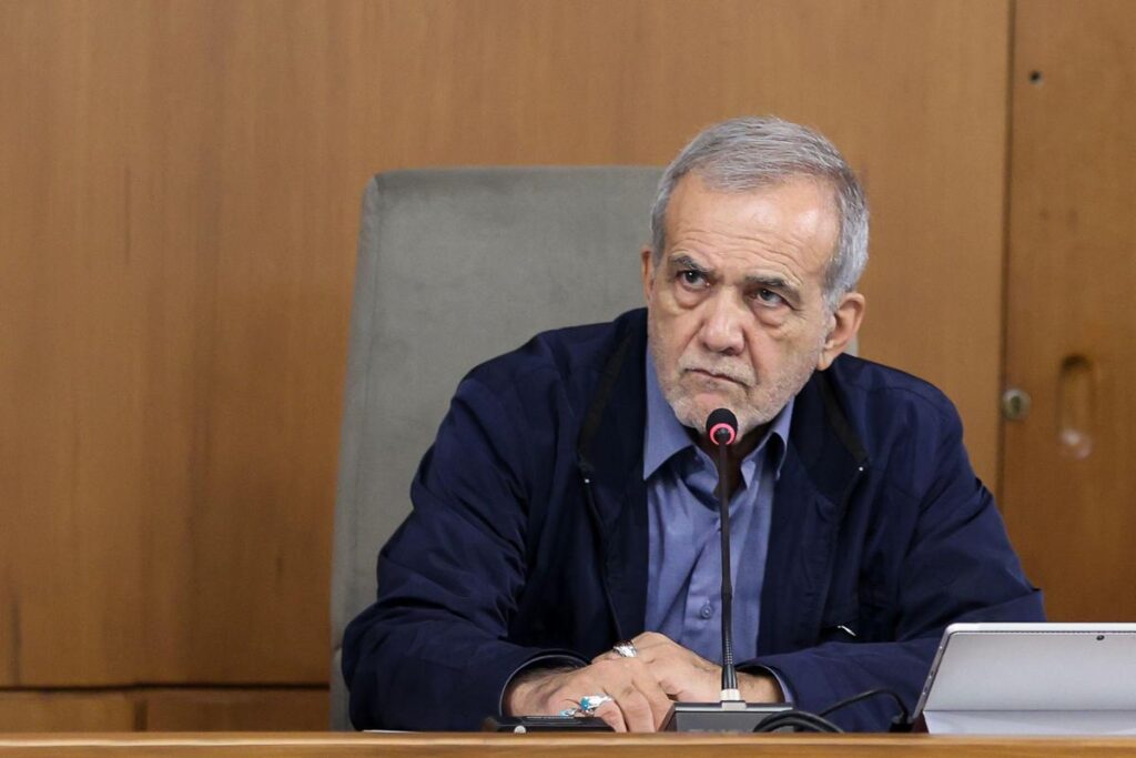 Iran, è scontro ai vertici del potere: i falchi accusano Pezeshkian e i negoziatori di ‘colpo di Stato’