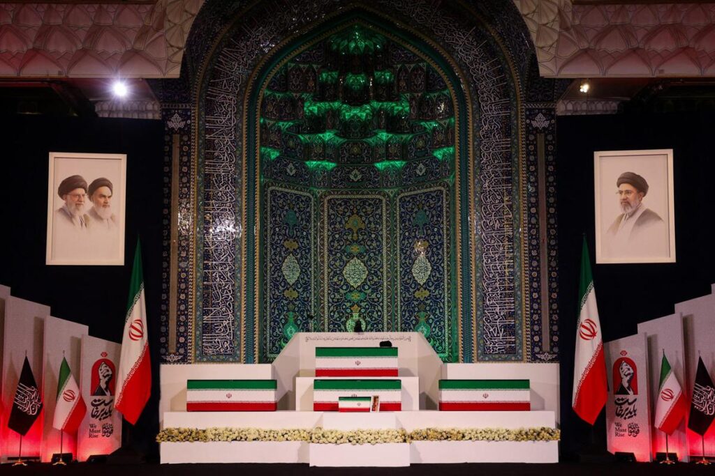 Iran, la bara di Khamenei esposta nella Grande Moschea: funerali da domani