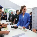 Kate Middleton a Wimbledon, a sorpresa la principessa vende i biglietti agli spettatori in fila