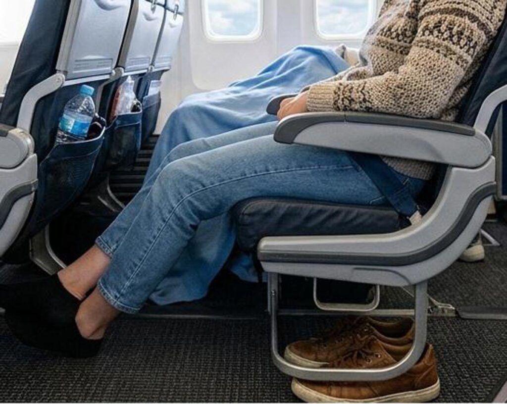 Lunghi viaggi in aereo? Guai a togliere le scarpe: i consigli anti trombosi