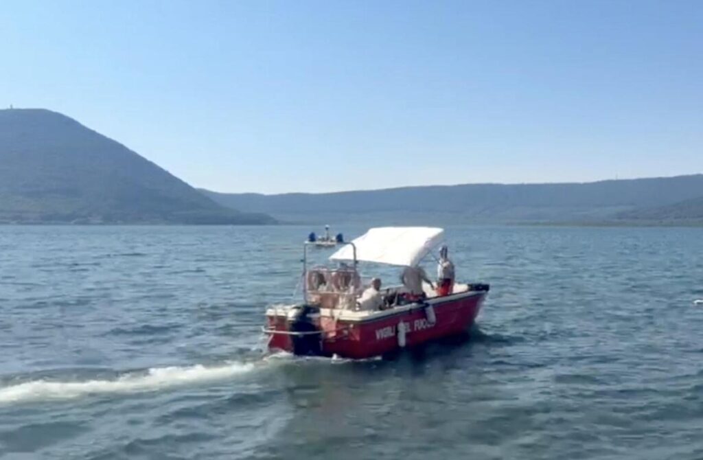 Marito Roccella disperso, ricerche senza sosta nel lago di Vico: operazioni difficili per il fondale pieno di alghe
