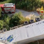 Matera, tir sfonda le barriere e precipita da cavalcavia: morto camionista 50enne