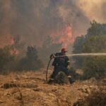 Maxi incendio a Creta, morti due vigili del fuoco: bruciati vivi intrappolati nelle fiamme