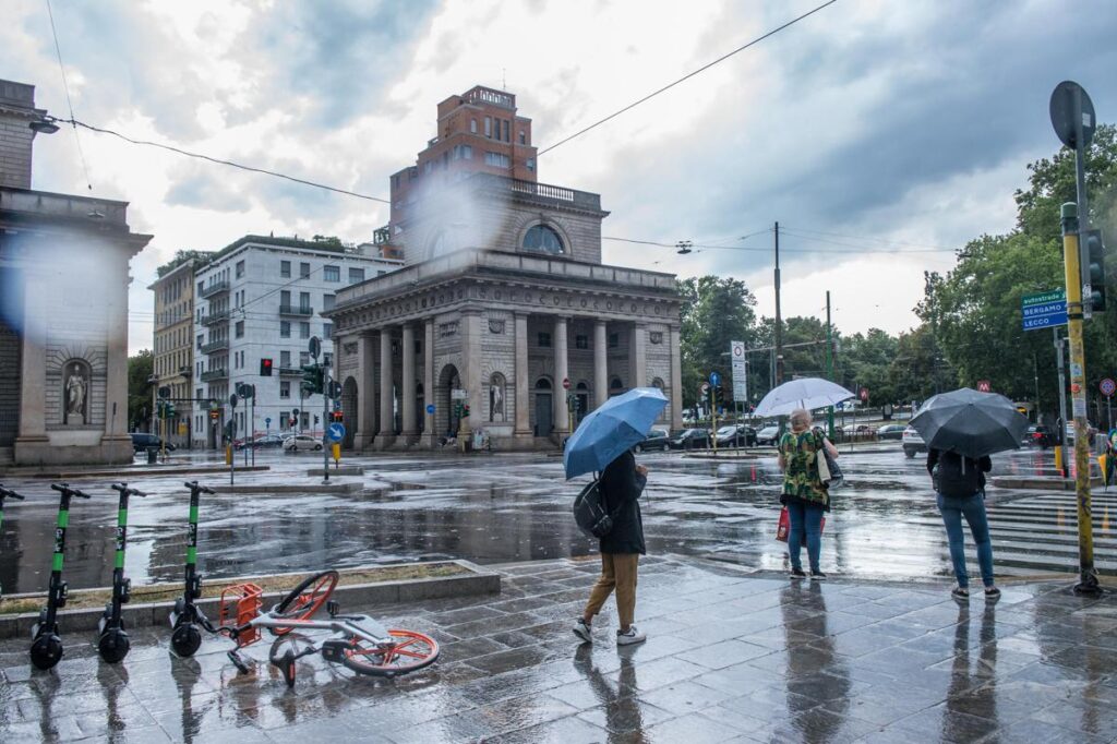 Meteo, caldo e temporali estremi: cosa fare (e cosa no) per evitare rischi