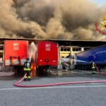 Milano, incendio nel capannone e esplodono furgoni: città ‘avvolta’ dal fumo