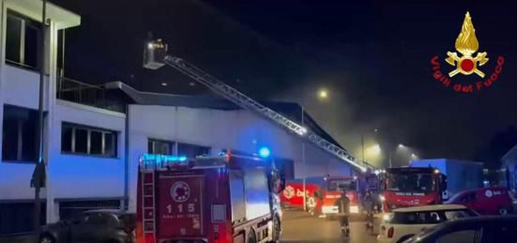 Milano, spento incendio a deposito Bartolini. Vigili del fuoco: “Nessun ferito”