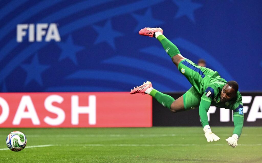 Mondiali, Mpasi show nel primo tempo contro l’Inghilterra: chi è il portiere del Congo