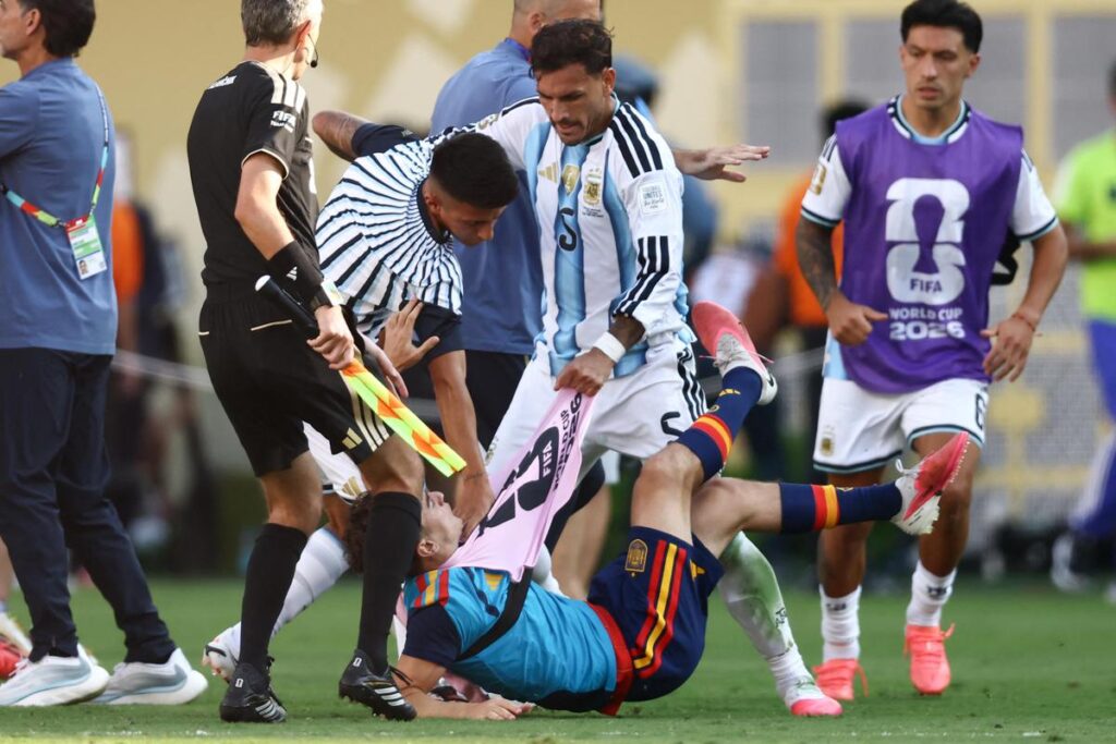 Mondiali, follia Paredes dopo finale: rissa ed espulsione. E Otamendi litiga con Rodri