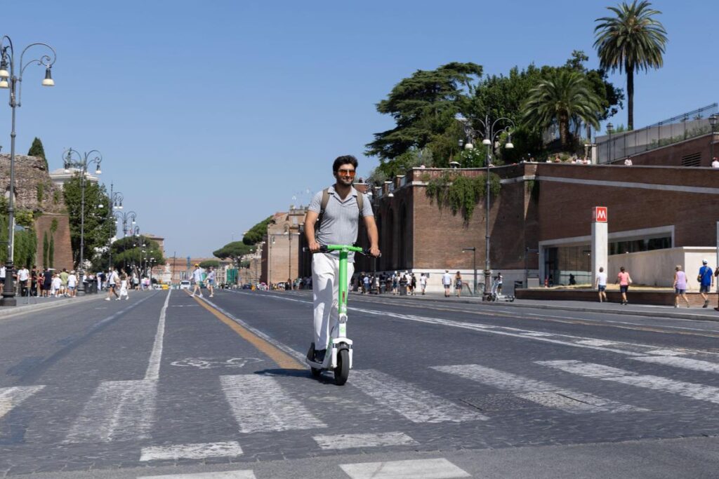 Monopattini, oggi scatta l’assicurazione: ma solo uno su dieci ha la targa