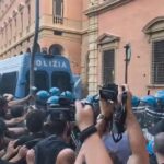 Morto ammanettato a Bologna, coro “assassini” e tensioni tra agenti e corteo: polizia usa idranti e lacrimogeni