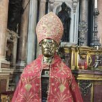 Napoli, ruba copricapo dalla statua di San Gennaro: rincorso e arrestato