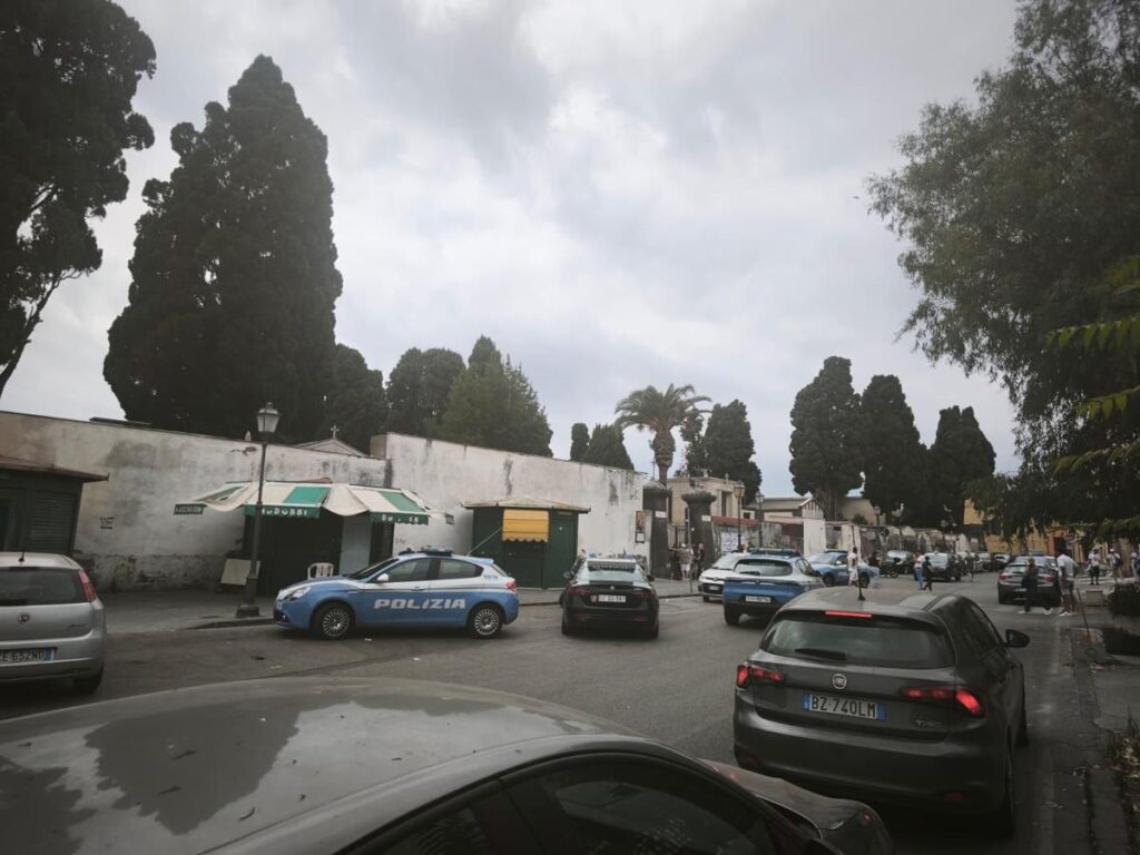 Napoli, spara e ferisce l’ex moglie al cimitero: 71enne arrestato