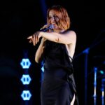 Noemi, paura durante concerto: cade dal palco e finisce in ospedale