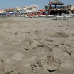 Ostia, si tuffa dal pontile e sbatte la testa: morto un ragazzo