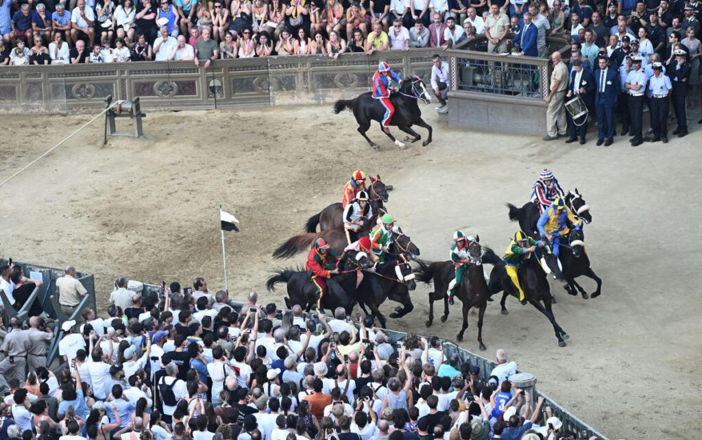 Palio di Siena rinviato per maltempo, si corre domani venerdì 3 luglio