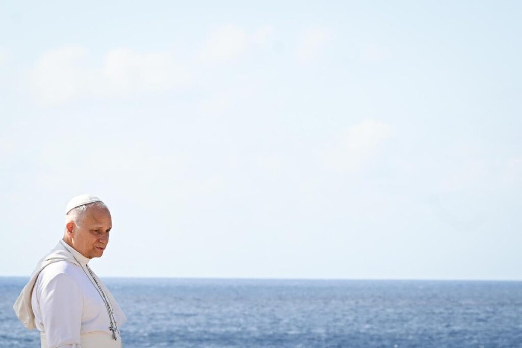 Papa Leone XIV varca la Porta d’Europa a Lampedusa: “Più delle parole contano i gesti, mondo sia più umano”