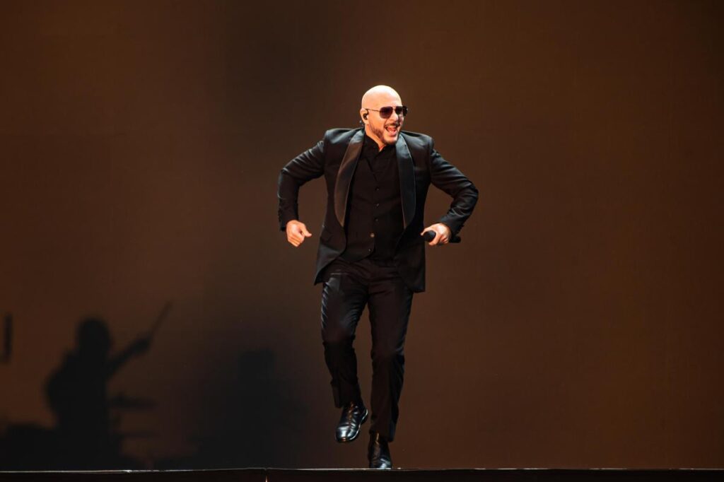 Pitbull canta davanti alla più grande folla di ‘calvi’ al mondo: il record