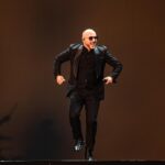 Pitbull canta davanti alla più grande folla di ‘calvi’ al mondo: il record