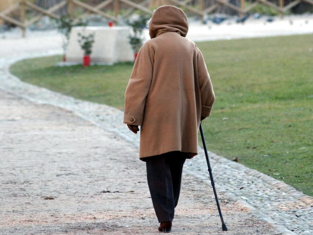 Ruba 115mila sterline, per restiuirle deve… vendere casa: la storia di una bisnonna