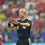 Si ritira l’arbitro Taylor ‘incubo dei romanisti’: “Pressione intensa e attenzione costante”