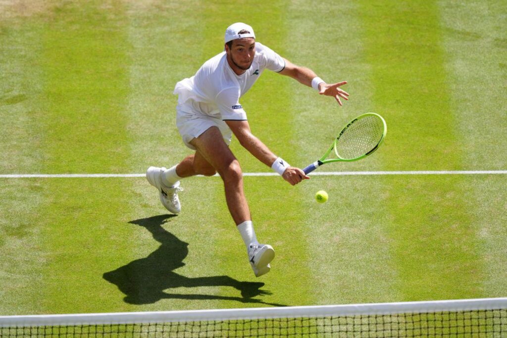 Sinner-Struff, al tedesco ‘cade’ la pallina e il punto è da ripetere: cos’è successo a Wimbledon