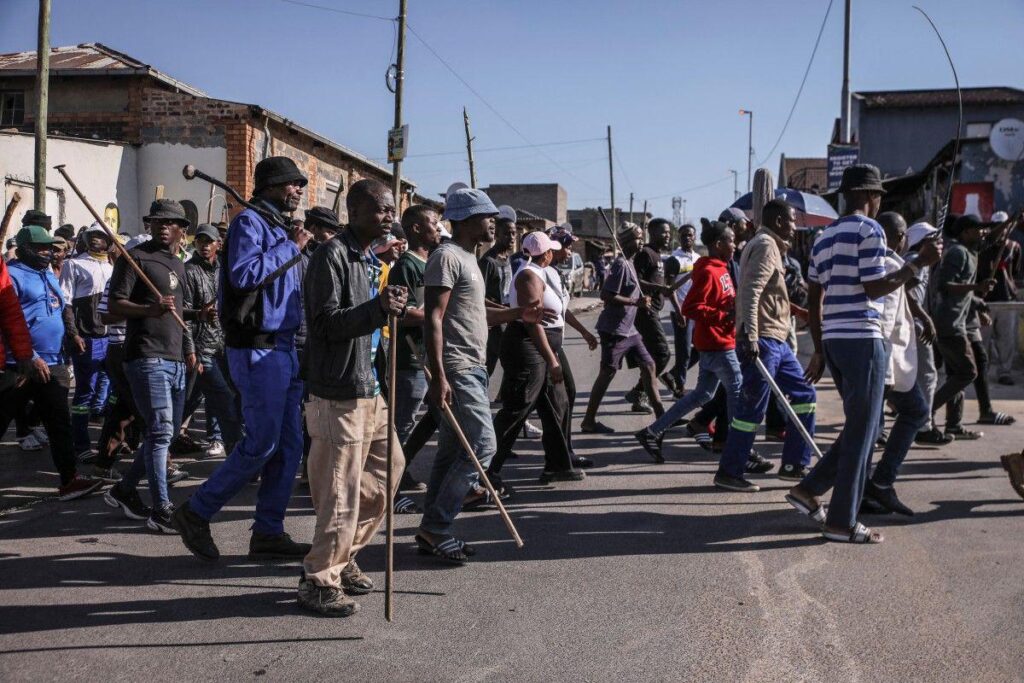 Sudafrica, proteste anti migranti: ronde manifestanti tra le case per cercare irregolari