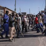 Sudafrica, proteste anti migranti: ronde manifestanti tra le case per cercare irregolari