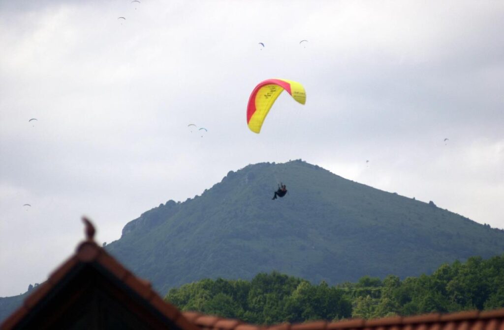Tarzo, pilota di parapendio si schianta al suolo: morto 53enne