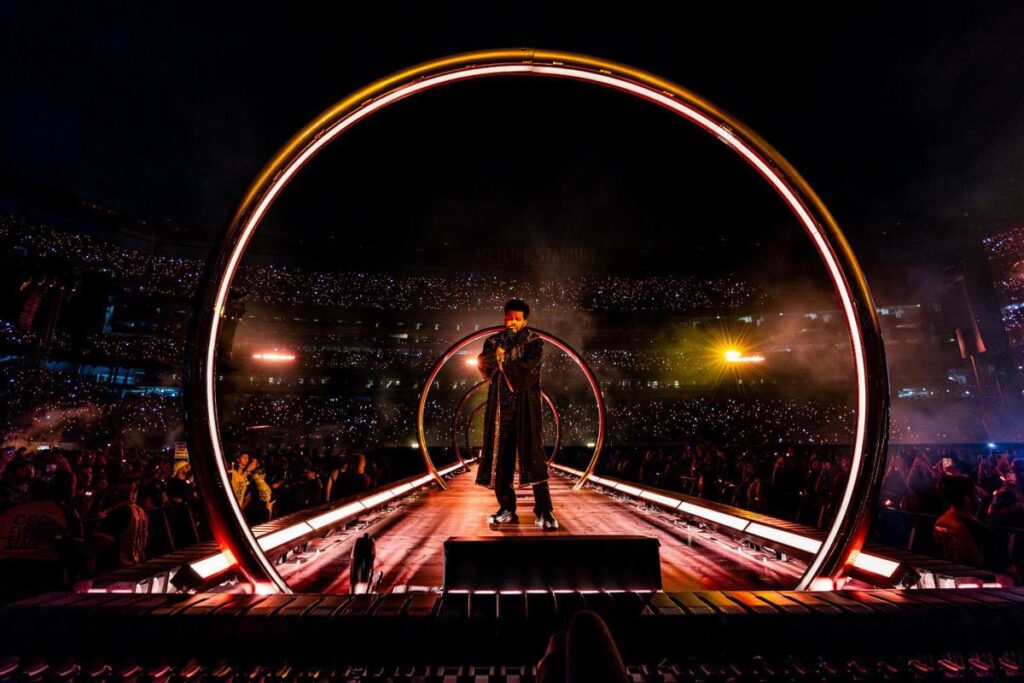 The Weeknd, la prima notte a San Siro è un’odissea nel pop futuristico