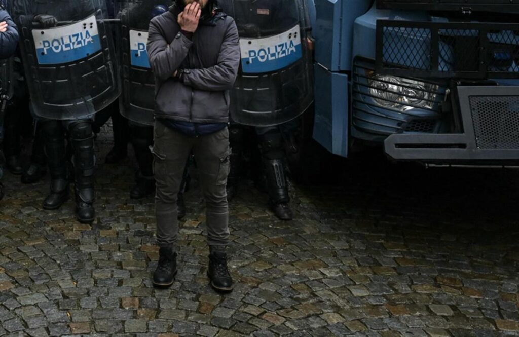 Tifoso ferito in scontri derby Torino, Procura: “Chiesti domiciliari per agente, lacrimogeno lanciato in modo non conforme”