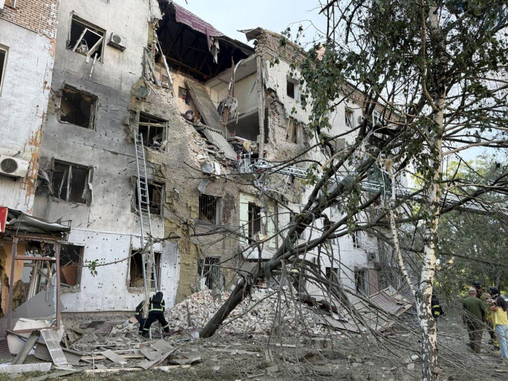 Ucraina, attacchi russi a Zaporizhzhia e Kharkiv: 6 morti. Kiev colpisce deposito petrolio