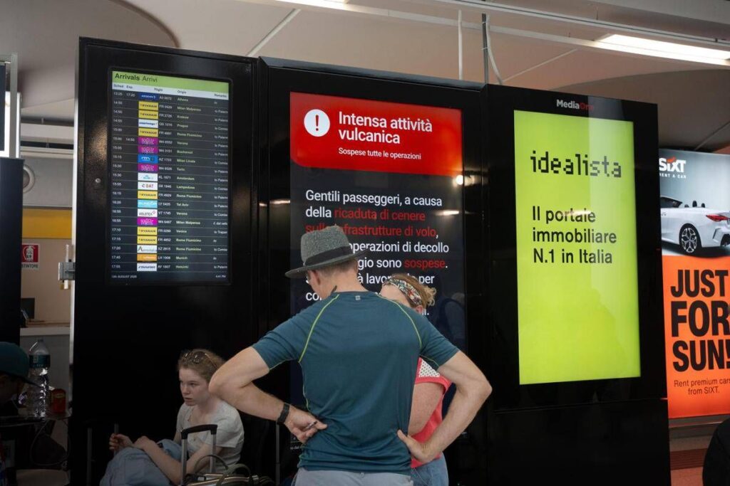 Aeroporto di Catania, scende l’allerta per l’Etna: voli sospesi fino alle 14