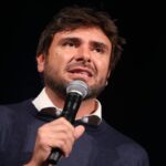 Alessandro Di Battista, l’aereo è pronto per l’ex deputato ma non è una procedura straordinaria: da Wuhan alla Thailandia tutti i precedenti
