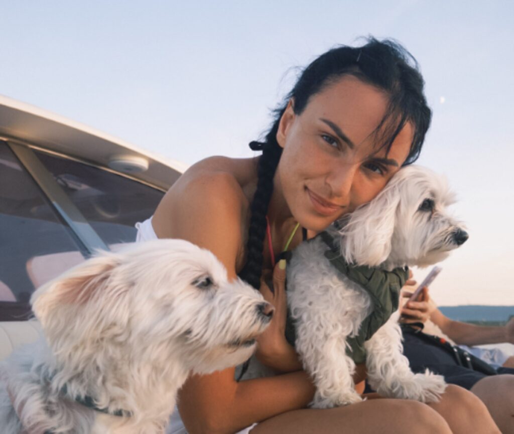 Arisa cancella la foto in topless, la spiegazione sul dietrofront: “Si cambia”