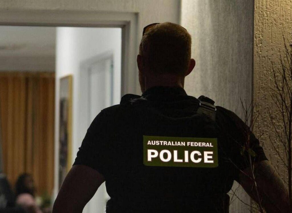 Australia, allarme per corpo in una valigia… ma era una bambola sexy