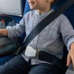 Bambino non vuole di allacciarsi la cintura prima del decollo, volo cancellato